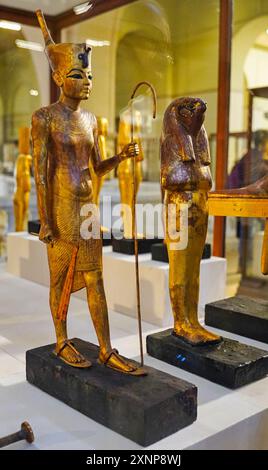 Kairo, Ägypten, 31. Dezember 2019-Goldene Statuetten des Gottes Geb und Tutanchamun aus vergoldetem Holz, Fayence und Glas aus dem Grab des Tutanchamun im Museum für ägyptische Antiken in Kairo, Ägypten Stockfoto