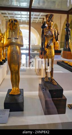 Kairo, Ägypten, 31. Dezember 2019-Goldene Statuetten des Gottes Geb und Tutanchamun aus vergoldetem Holz, Fayence und Glas aus dem Grab des Tutanchamun im Museum für ägyptische Antiken in Kairo, Ägypten Stockfoto