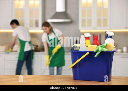 Professionelle Hausmeister, die in der Küche arbeiten, konzentrieren sich auf Eimer mit Zubehör. Reinigungsservice Stockfoto