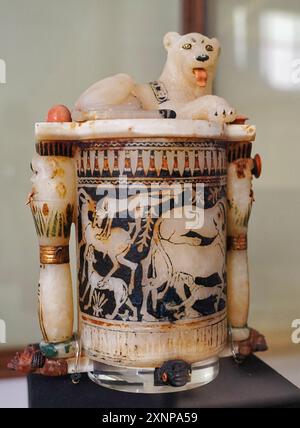 Kairo, Ägypten, 31. Dezember 2019-Alabaster-Container mit einem Löwen mit Kartusche und einer bemalten Elfenbeinzunge aus dem Grab von Tutanchamun im Museum für ägyptische Antiquitäten in Kairo, Ägypten Stockfoto