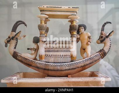 Kairo, Ägypten, 31. Dezember 2019 - aufwändig geschnitztes Alabaster-Kalzit-Boot mit Steinbockköpfen und einem Schrein für die Aufbewahrung von Salben aus Tutanchamuns Grab im Museum für ägyptische Antiken in Kairo, Ägypten Stockfoto