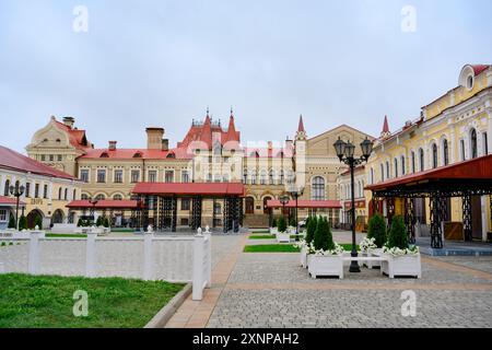 RYBINSK, RUSSLAND - 20. AUGUST 2023. Der zentrale Platz mit dem Gebäude der Neuen Getreidebörse aus dem 19. Jahrhundert. Inschrift: 'Red Courtya Stockfoto