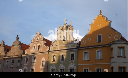 Eine bunte Reihe von Giebeln alter Häuser in Opole Polen Stockfoto