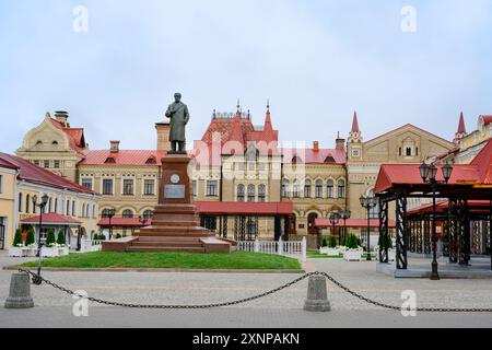 RYBINSK, RUSSLAND - 20. AUGUST 2023. Historisches Gebäude der Getreidebörse und Denkmal mit der Inschrift: 'Wladimir Iljitsch Uljanow / Lenin / die Blei Stockfoto