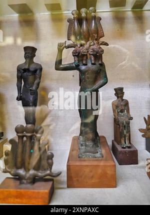 Kairo, Ägypten, 31. Dezember 2019 - Bronzestatuette des Gottes Amun Min mit doppelköpfigem Widder und der dreifachen Atef-Krone aus ptolemäischer Zeit im Museum für ägyptische Antiken in Kairo, Ägypten Stockfoto