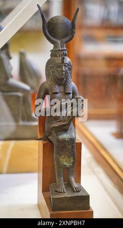 Kairo, Ägypten, 31. Dezember 2019 - Bronzestatuette der Göttin der Heilung und Magie, Isis, die den Säugling Horus im Museum der ägyptischen Antiken in Kairo, Ägypten Stockfoto