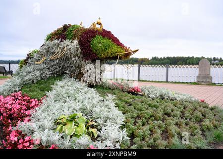 RYBINSK, RUSSLAND - 20. AUGUST 2023. Blumenbeet in Form eines Sturgeon Fisches am Ufer des Wolga Flusses Stockfoto