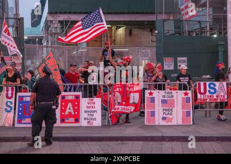 NEW YORK, New YORK – 27. Juli 2024: Anhänger des ehemaligen Präsidenten Donald J. Trump treffen auf dem Times Square in Manhattan. Stockfoto