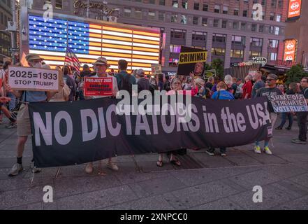 NEW YORK, New YORK – 27. Juli 2024: Demonstranten demonstrieren 2025 auf dem Times Square in Manhattan. Stockfoto