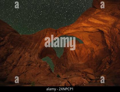 Sternenhimmel über Double Arch, Arches National Park, Utah, USA Stockfoto