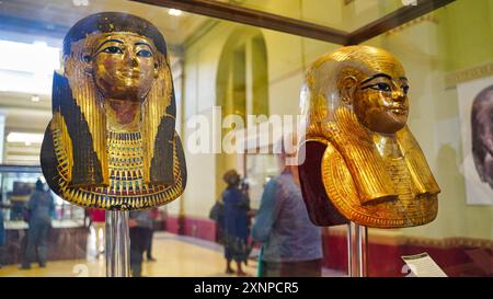 Kairo, Ägypten, 31. Dezember 2019 - prächtige vergoldete Kartonage-Masken aus dem Grab von Yuya und Thuya, mit langer Perücke, Augenbrauen und Augen aus Fayence im Museum für ägyptische Antiquitäten in Kairo, Ägypten Stockfoto