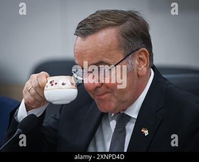 Seoul, Südkorea. August 2024. Verteidigungsminister Boris Pistorius (SPD) trinkt zu Beginn bilateraler Gespräche mit seinem südkoreanischen Amtskollegen eine Tasse Tee. Der SPD-Politiker besucht politische Partner in der geostrategisch wichtigen indopazifischen Region. Quelle: Soeren Stache/dpa/Alamy Live News Stockfoto