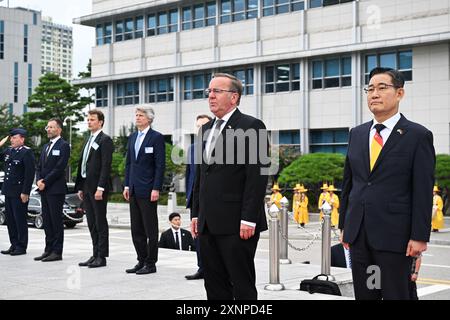 Seoul, Südkorea. August 2024. Verteidigungsminister Boris Pistorius (l, SPD) wird vom südkoreanischen Verteidigungsminister Shin Won-Sik (r) mit militärischen Auszeichnungen vor dem Ministerium empfangen. Der SPD-Politiker besucht politische Partner in der geostrategisch wichtigen indopazifischen Region. Quelle: Soeren Stache/dpa/Alamy Live News Stockfoto