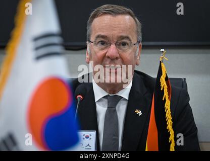 Seoul, Südkorea. August 2024. Verteidigungsminister Boris Pistorius (SPD) spricht während eines bilateralen Treffens mit seinem südkoreanischen Amtskollegen. Der SPD-Politiker besucht politische Partner in der geostrategisch wichtigen indopazifischen Region. Quelle: Soeren Stache/dpa/Alamy Live News Stockfoto