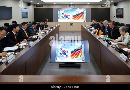 Seoul, Südkorea. August 2024. Verteidigungsminister Boris Pistorius (2. Von rechts, SPD) spricht während eines bilateralen Treffens mit seinem südkoreanischen Amtskollegen Shin Won-Sik (3. Von links). Der SPD-Politiker besucht politische Partner in der geostrategisch wichtigen indopazifischen Region. Quelle: Soeren Stache/dpa/Alamy Live News Stockfoto