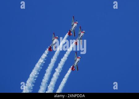 Symbolbild Kunstflugshow, vier Flugzeuge, Formation, Kondensstreifen, blauer Himmel, präzises Fliegen, rote und weiße Lackierung, beeindruckendes Flugmanöver, Luftakrobatik, aufregendes Spektakel, Flugshow, Teamwork, Luftfahrtenthusiasten, Flugkünste, dynamische Vorführung, hoher Schwierigkeitsgrad, öffentliche Veranstaltung, Freizeitaktivität, Pilotenfähigkeiten, Aeroshell *** Symbolbild Kunstflugschau, vier Flugzeuge, Formation, Kondensstreifen, blauer Himmel, präzises Fliegen, rot-weiße Lackierung, beeindruckende Flugmanöver, Luftakrobatik, aufregendes Spektakel, Flugshow, Teamwork, Luftfahrt-Enthusiasmus Stockfoto