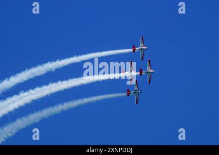 Symbolbild Kunstflugshow, vier Flugzeuge, Formation, Kondensstreifen, blauer Himmel, präzises Fliegen, rote und weiße Lackierung, beeindruckendes Flugmanöver, Luftakrobatik, aufregendes Spektakel, Flugshow, Teamwork, Luftfahrtenthusiasten, Flugkünste, dynamische Vorführung, hoher Schwierigkeitsgrad, öffentliche Veranstaltung, Freizeitaktivität, Pilotenfähigkeiten, Aeroshell *** Symbolbild Kunstflugschau, vier Flugzeuge, Formation, Kondensstreifen, blauer Himmel, präzises Fliegen, rot-weiße Lackierung, beeindruckende Flugmanöver, Luftakrobatik, aufregendes Spektakel, Flugshow, Teamwork, Luftfahrt-Enthusiasmus Stockfoto