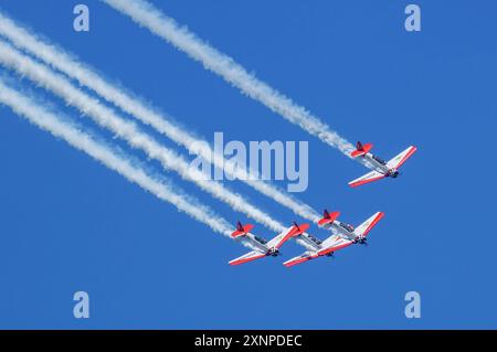 Symbolbild Kunstflugshow, vier Flugzeuge, Formation, Kondensstreifen, blauer Himmel, präzises Fliegen, rote und weiße Lackierung, beeindruckendes Flugmanöver, Luftakrobatik, aufregendes Spektakel, Flugshow, Teamwork, Luftfahrtenthusiasten, Flugkünste, dynamische Vorführung, hoher Schwierigkeitsgrad, öffentliche Veranstaltung, Freizeitaktivität, Pilotenfähigkeiten, Aeroshell *** Symbolbild Kunstflugschau, vier Flugzeuge, Formation, Kondensstreifen, blauer Himmel, präzises Fliegen, rot-weiße Lackierung, beeindruckende Flugmanöver, Luftakrobatik, aufregendes Spektakel, Flugshow, Teamwork, Luftfahrt-Enthusiasmus Stockfoto