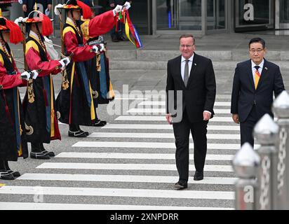 Seoul, Südkorea. August 2024. Verteidigungsminister Boris Pistorius (l, SPD) wird vom südkoreanischen Verteidigungsminister Shin Won-Sik (r) mit militärischen Auszeichnungen vor dem Ministerium empfangen. Der SPD-Politiker besucht politische Partner in der geostrategisch wichtigen indopazifischen Region. Quelle: Soeren Stache/dpa/Alamy Live News Stockfoto