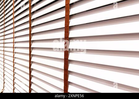 Stilvolle weiße Holzjalousien am Fenster. Detaillierte Möbel für moderne Einrichtung Stockfoto