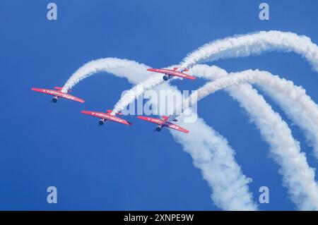 Symbolbild Kunstflugshow, vier Flugzeuge, Formation, Kondensstreifen, blauer Himmel, präzises Fliegen, rote und weiße Lackierung, beeindruckendes Flugmanöver, Luftakrobatik, aufregendes Spektakel, Flugshow, Teamwork, Luftfahrtenthusiasten, Flugkünste, dynamische Vorführung, hoher Schwierigkeitsgrad, öffentliche Veranstaltung, Freizeitaktivität, Pilotenfähigkeiten, Aeroshell *** Symbolbild Kunstflugschau, vier Flugzeuge, Formation, Kondensstreifen, blauer Himmel, präzises Fliegen, rot-weiße Lackierung, beeindruckende Flugmanöver, Luftakrobatik, aufregendes Spektakel, Flugshow, Teamwork, Luftfahrt-Enthusiasmus Stockfoto