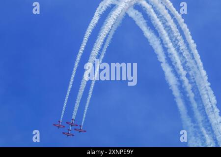 Symbolbild Kunstflugshow, vier Flugzeuge, Formation, Kondensstreifen, blauer Himmel, präzises Fliegen, rote und weiße Lackierung, beeindruckendes Flugmanöver, Luftakrobatik, aufregendes Spektakel, Flugshow, Teamwork, Luftfahrtenthusiasten, Flugkünste, dynamische Vorführung, hoher Schwierigkeitsgrad, öffentliche Veranstaltung, Freizeitaktivität, Pilotenfähigkeiten, Aeroshell *** Symbolbild Kunstflugschau, vier Flugzeuge, Formation, Kondensstreifen, blauer Himmel, präzises Fliegen, rot-weiße Lackierung, beeindruckende Flugmanöver, Luftakrobatik, aufregendes Spektakel, Flugshow, Teamwork, Luftfahrt-Enthusiasmus Stockfoto