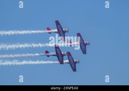 Symbolbild Kunstflugshow, vier Flugzeuge, Formation, Kondensstreifen, blauer Himmel, präzises Fliegen, rote und weiße Lackierung, beeindruckendes Flugmanöver, Luftakrobatik, aufregendes Spektakel, Flugshow, Teamwork, Luftfahrtenthusiasten, Flugkünste, dynamische Vorführung, hoher Schwierigkeitsgrad, öffentliche Veranstaltung, Freizeitaktivität, Pilotenfähigkeiten, Aeroshell *** Symbolbild Kunstflugschau, vier Flugzeuge, Formation, Kondensstreifen, blauer Himmel, präzises Fliegen, rot-weiße Lackierung, beeindruckende Flugmanöver, Luftakrobatik, aufregendes Spektakel, Flugshow, Teamwork, Luftfahrt-Enthusiasmus Stockfoto