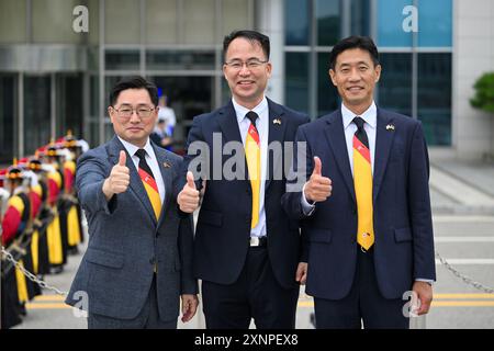 Seoul, Südkorea. August 2024. Anlässlich des Besuchs des deutschen Verteidigungsministers Pistorius (SPD) tragen drei Mitarbeiter des koreanischen Außenministeriums Krawatten in Schwarz, Rot und Gold. Der SPD-Politiker besucht politische Partner in der geostrategisch wichtigen indopazifischen Region. Quelle: Soeren Stache/dpa/Alamy Live News Stockfoto