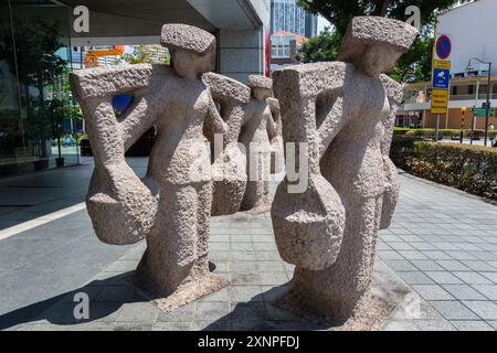 August 2024. Steinskulptur, die drei Samsui-Frauen zeigt, die schwere Lasten auf der Schulter tragen. Singapur. Stockfoto