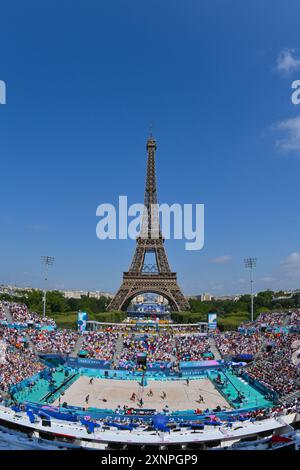 Paris, Frankreich. August 2024. Atmosphäre beim Beachvolleyball der Frauen zwischen Spanien und Ägypten während der Olympischen Spiele Paris 2024 im Eiffelturm-Stadion am 1. August 2024 in Paris. Foto: Laurent Zabulon/ABACAPRESS. COM Credit: Abaca Press/Alamy Live News Stockfoto