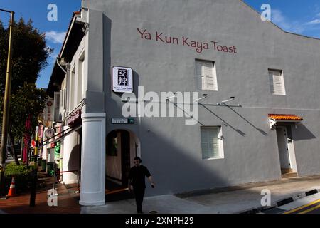 August 2024. Ya Kun Kaya Toast Business Signage in Chinatown, um Touristen zu locken, um das berühmte traditionelle kaya Toast Brot und Kaffee zu probieren. Singapur. Stockfoto