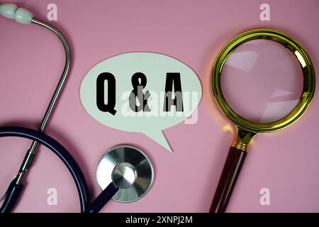 Fragen und Antworten (Frage und Antwort) Text mit Stethoskop und Lupe auf rosa Hintergrund, Gesundheits- und Wellness-Konzept Stockfoto