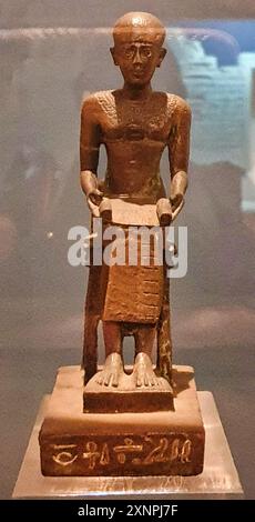 Kairo, Ägypten, Januar 5,2020 - Bronze-Votivstatuette des Architekten Imhotep, Erbauer der Stufenpyramide, verehrt als Gott der Weisheit, des Schreibens und der Medizin im Imhotep Museum in Sakkara, Kairo, Ägypten Stockfoto