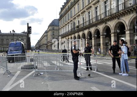 FRANKREICH. PARIS (75) 4. ARRONDISSEMENT. POLIZEIBEAMTE BLOCKIEREN DIE RUE DE RIVOLI ZUR VORBEREITUNG DER ERÖFFNUNGSZEREMONIE DES OLYMPISCHEN SPIELS 2024 IN PARIS Stockfoto