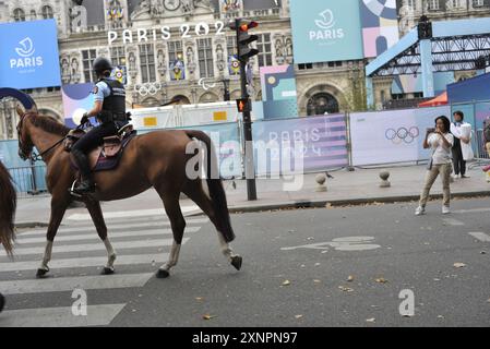 FRANKREICH. PARIS (75) 4. ARRONDISSEMENT. SQUARE DE L'HOTEL DE VILLE. DIE BERITTENE POLIZEI KOMMT ZUR RETTUNG, UM DIE SICHERHEIT WÄHREND DER PARISER OLYM 2024 ZU GEWÄHRLEISTEN Stockfoto