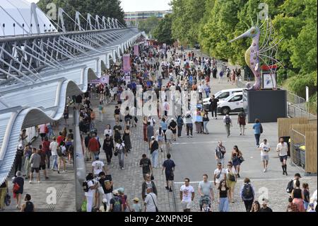 FRANKREICH. PARIS (75) 19. ARRONDISSEMENT. PARC DE LA VILLETTE. TOURISTEN WÄHREND DER OLYMPISCHEN SPIELE 2024 IN PARIS Stockfoto