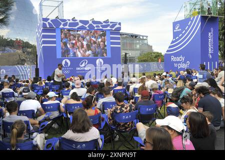 FRANKREICH. PARIS (75) 19. ARRONDISSEMENT. PARC DE LA VILLETTE. RESTRANSMISSION DER OLYMPISCHEN SPIELE 2024 IN PARIS AUF EINER RIESENLEINWAND AUF DEM SPIELPLATZ DECATHLON Stockfoto