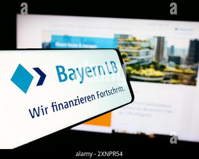 Smartphone mit Logo der Bayerischen Landesbank (BayernLB) vor der Website. Fokussieren Sie sich auf die linke Mitte des Telefondisplays. Stockfoto