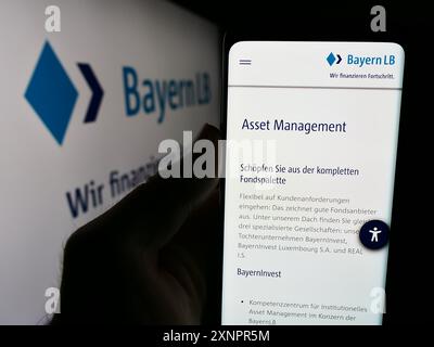 Handybesitzer mit Internetseite der Bayerischen Landesbank (BayernLB) mit Logo. Konzentrieren Sie sich auf die Mitte des Telefondisplays. Stockfoto