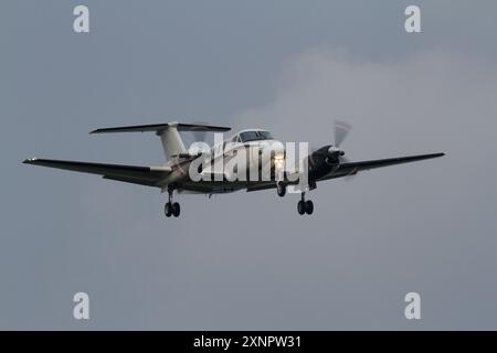 Ein Flugzeug der United States Navy (USN) Hawker Beechcraft UC12F Huron, das in der Nähe der NAF Atsugi flog. Kanagawa, Japan. Stockfoto