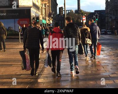 Aktenfoto vom 12/17 von Käufern, die Einkäufe aus dem Verkauf am 2. Weihnachtsfeiertag in der Princes Street in Edinburgh bekamen. Laut einem führenden Einzelhandelsunternehmen war die Zahl in schottischen Geschäften im Juli „schwach“, wobei die Schotten „Erlebnisse, Essen und Urlaub“ vor Einkaufsausflügen priorisierten. Ausgabedatum: Freitag, 2. August 2024. Stockfoto