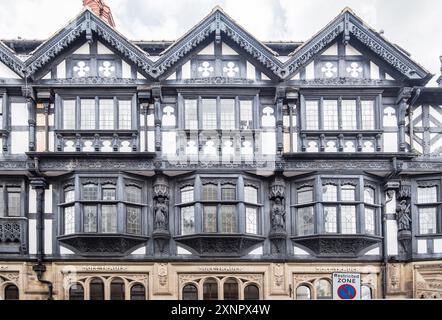 Wunderschöne schwarz-weiße Gebäude in Chester, Cheshire, Großbritannien. Stockfoto