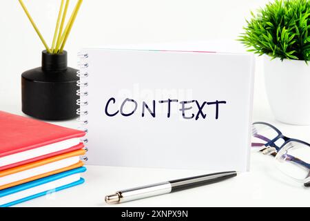 Inhalt. Geschäfts- und Inhalts- und Kontextkonzept. TEXTKONTEXT in einem Notizbuch auf hellem Hintergrund in einer Komposition mit Business-Zubehör Stockfoto
