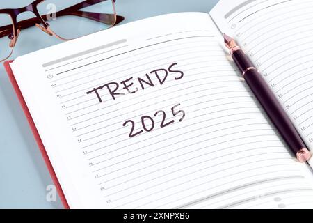 Symbol für konzeptionelle Trends 2025. Kopierbereich. Trends 2025 Wörter im Notizbuch eines Geschäftsmannes, Managers Stockfoto