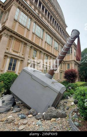 Thors Hammer Mjölnir vor dem Museo Nazionale del Cinema im Mole Antonelliana, wo die Ausstellung Movie Icons zu sehen ist. Mailand, 01.08.2024 *** Thors Hammer Mjölnir vor dem Museo Nazionale del Cinema in Mole Antonelliana, wo die Ausstellung Movie Icons zu sehen ist Mailand, 01 08 2024 Foto:XP.xSkupinx/xFuturexImagex turin 4801 Stockfoto