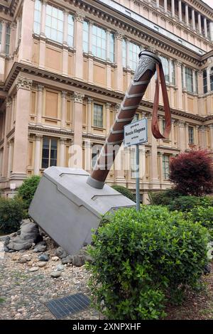 Thors Hammer Mjölnir vor dem Museo Nazionale del Cinema im Mole Antonelliana, wo die Ausstellung Movie Icons zu sehen ist. Mailand, 01.08.2024 *** Thors Hammer Mjölnir vor dem Museo Nazionale del Cinema in Mole Antonelliana, wo die Ausstellung Movie Icons zu sehen ist Mailand, 01 08 2024 Foto:XP.xSkupinx/xFuturexImagex turin 4802 Stockfoto