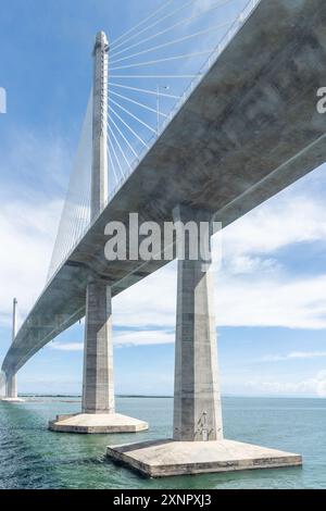 Der Cebu-Cordova Link Expressway, die längste Brücke der Philippinen, verbindet mit 9,9 km die Stadt Cebu und die Gemeinde Cordova Stockfoto