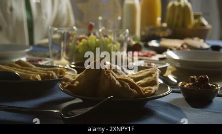 Nahaufnahme der verschiedenen Speisen während des Iftar-Essens am Ramadan. Arabische Küche, traditionelles Mittagessen aus dem Nahen Osten. Ramadan "Iftar" . Das Essen, das von Muslimen gegessen wurde Stockfoto