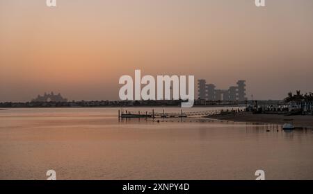 Dubai, VAE - 1. Juni 2024 - die alten und neuen Atlantis Hotels auf Palm Jumeirah bei Sonnenuntergang Stockfoto