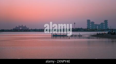 Dubai, VAE - 1. Juni 2024 - die alten und neuen Atlantis Hotels auf Palm Jumeirah bei Sonnenuntergang Stockfoto